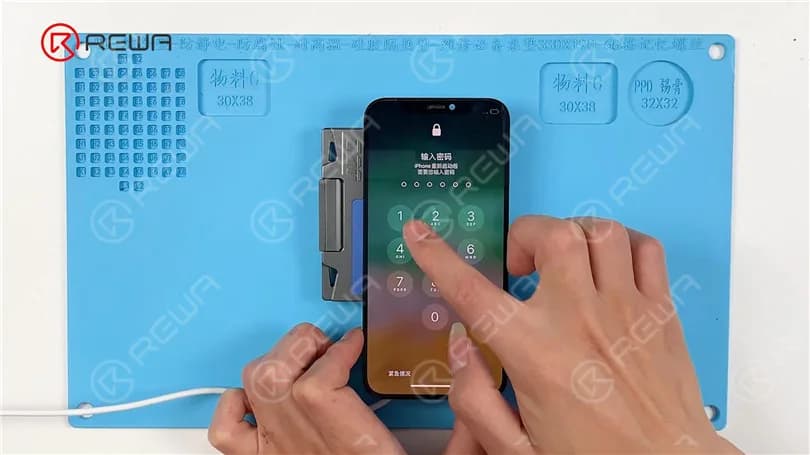 Wie man das iPhone 12 Pro auf dem Apple Logo festhält
