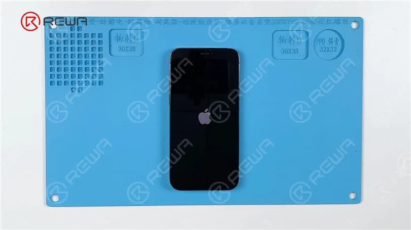Wie man das iPhone 12 Pro auf dem Apple Logo festhält