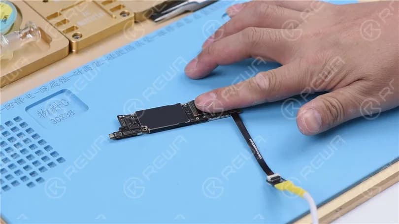 iPhone XR Keeps Searching For Signal with Motherboard Electricity Leakage