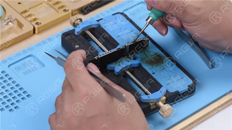 iPhone XR Keeps Searching For Signal with Motherboard Electricity Leakage