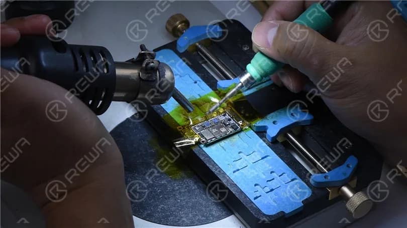 iPhone XR Keeps Searching For Signal with Motherboard Electricity Leakage
