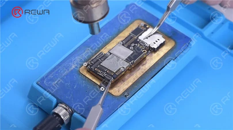 iPhone 13 Pro Motherboard Separation - Die heißeste CPU?