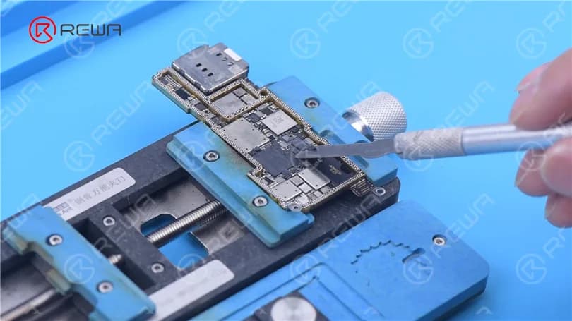 iPhone 13 Pro Motherboard Separation - Die heißeste CPU?