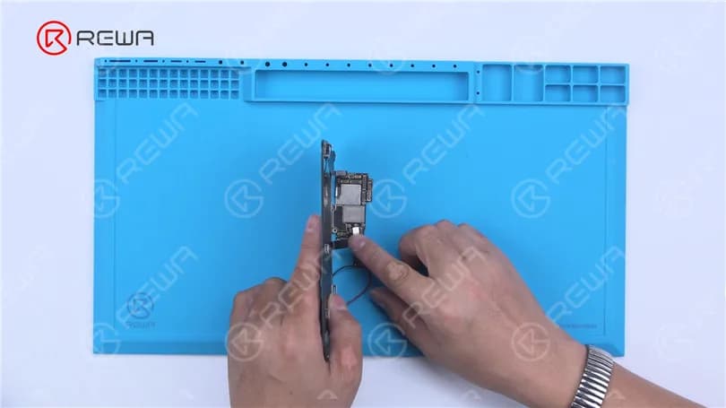 iPhone 13 Pro Motherboard Separation - Die heißeste CPU?