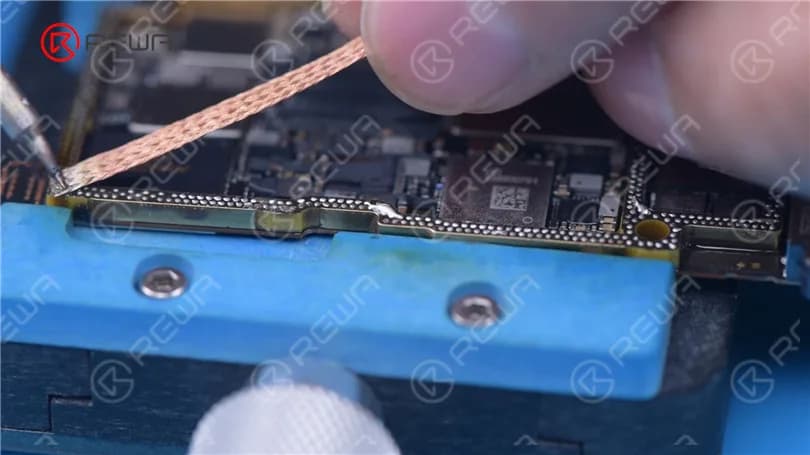 iPhone 13 Pro Motherboard Separation - Die heißeste CPU?