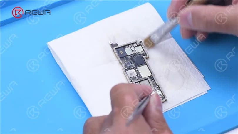 iPhone 13 Pro Motherboard Separation - Die heißeste CPU?