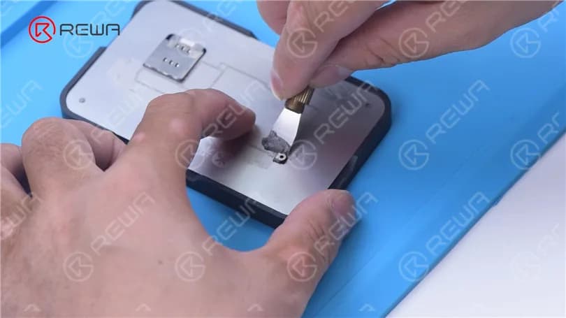 iPhone 13 Pro Motherboard Separation - Die heißeste CPU?