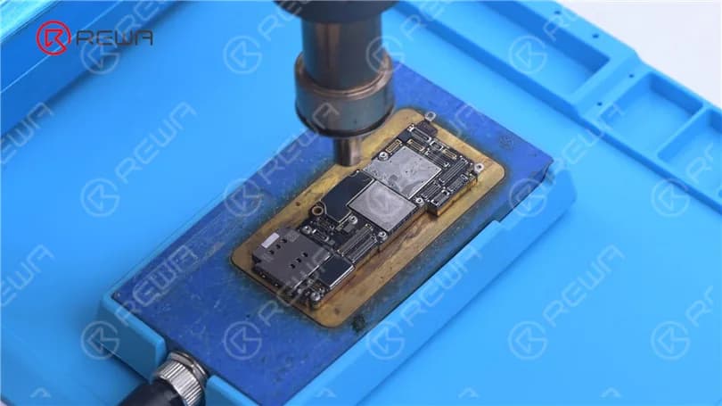 iPhone 13 Pro Motherboard Separation - Die heißeste CPU?