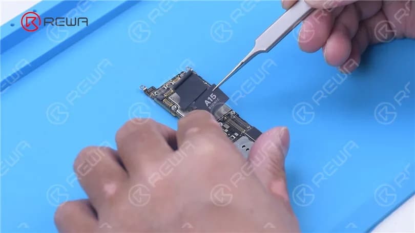 iPhone 13 Pro Motherboard Separation - Die heißeste CPU?