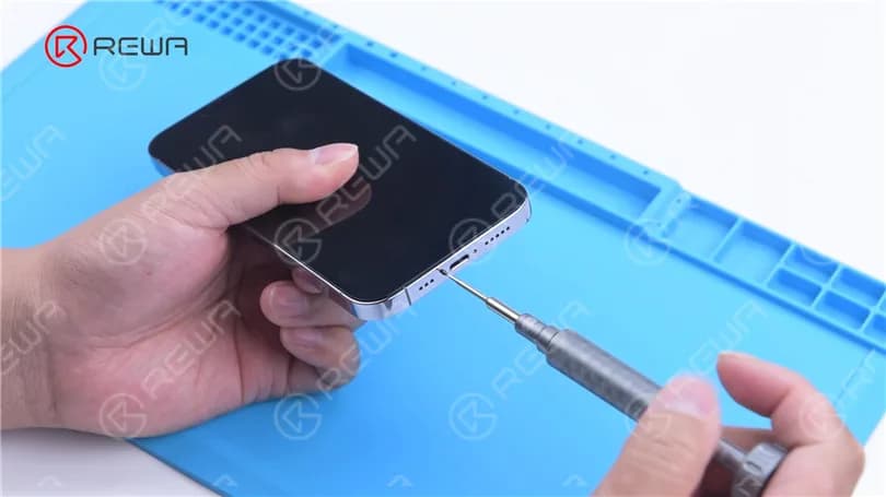 iPhone 13 Pro Motherboard Separation - Die heißeste CPU?