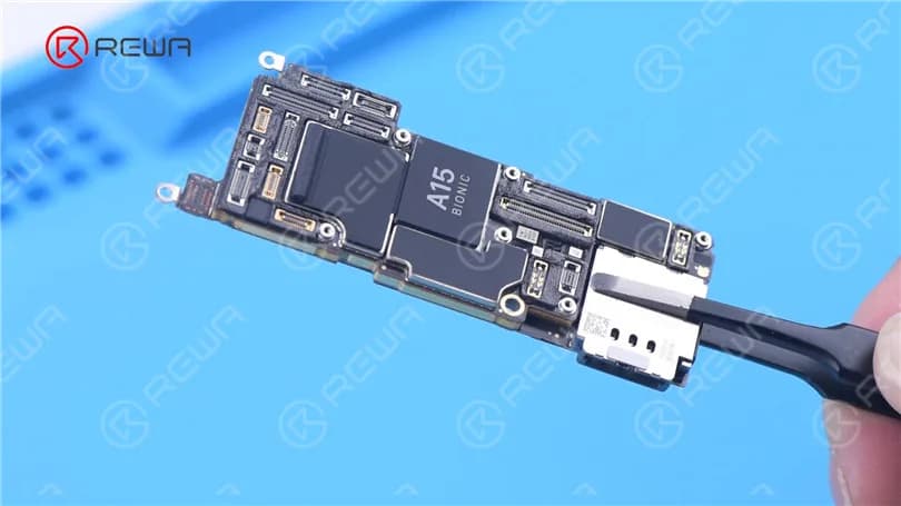 iPhone 13 Pro Motherboard Separation - Die heißeste CPU?