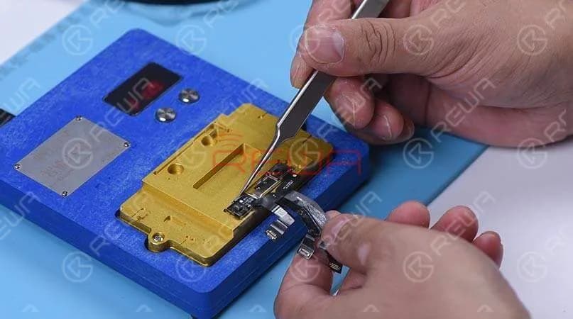 Connecting the dot projector flex cable with the programmer, the results show ‘Fusing’ which means the dot projector flex cable has been damaged. We need to burn data of the original dot projector flex cable onto a new one and then replace the broken crystal.