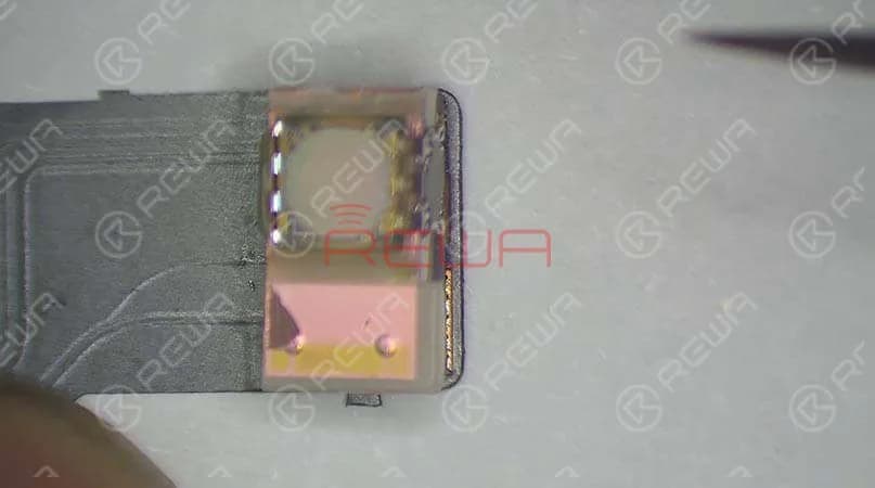 Connecting the dot projector flex cable with the programmer, the results show ‘Fusing’ which means the dot projector flex cable has been damaged. We need to burn data of the original dot projector flex cable onto a new one and then replace the broken crystal.