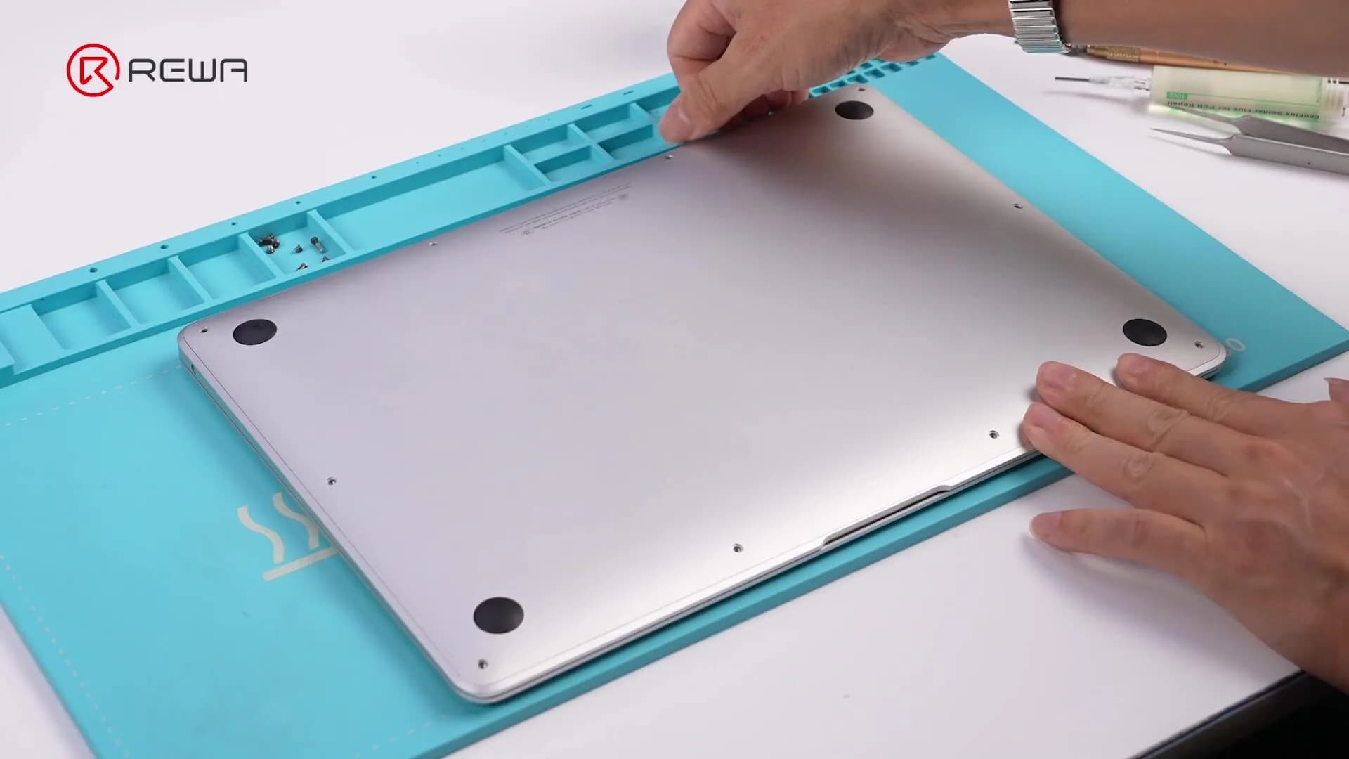 remove macbook back cover